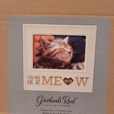 Lot 244: New Kitty Picture Frame and Ornament 