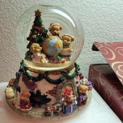 Lot 263: Vintage Bear Waterglobe New - Plays JINGLE BELL ROCK 