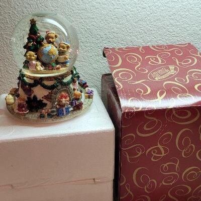 Lot 263: Vintage Bear Waterglobe New - Plays JINGLE BELL ROCK 