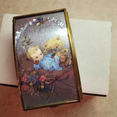 Lot 265: Vintage New Music Box - Plays Brahm's Lullaby 