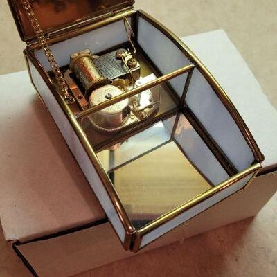 Lot 265: Vintage New Music Box - Plays Brahm's Lullaby 
