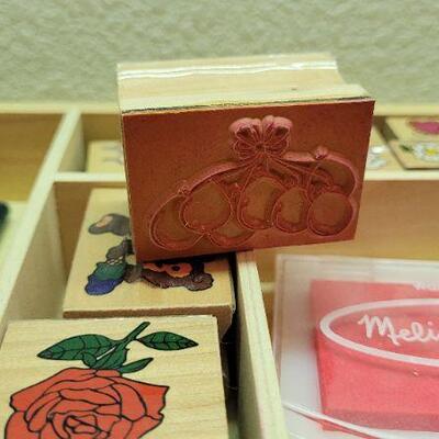Lot 266: Melissa & Doug Stamp Art Kit