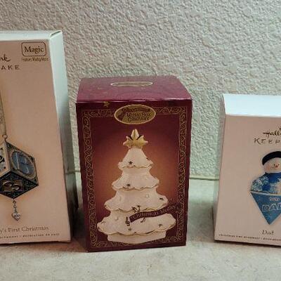 Lot 282: Assorted NEW HALLMARK Ornaments 