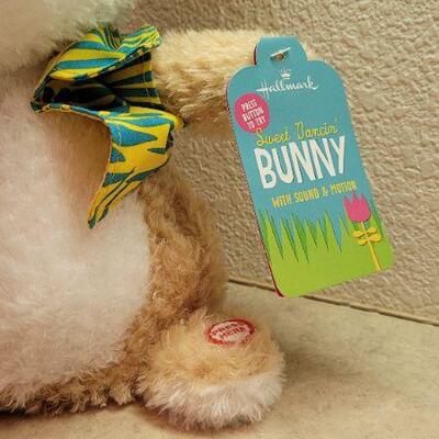 Lot 317: New EASTER Fiesta Bunny NEEDS BATTERY