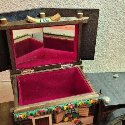 Lot 320: Vintage Wood Craft Music Box 