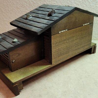 Lot 320: Vintage Wood Craft Music Box 