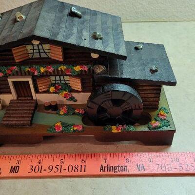 Lot 320: Vintage Wood Craft Music Box 