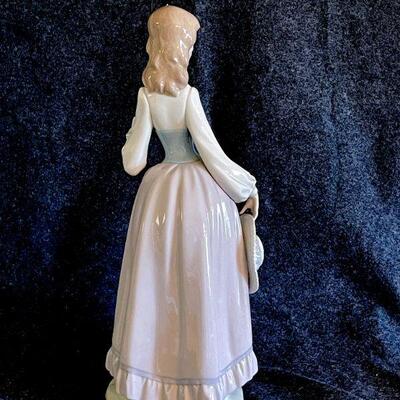 Lot 84  Lladro Lady With Parasol  AS IS 