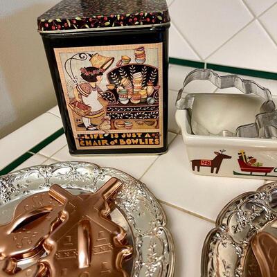 Lot 140  Vintage Christmas Cookie Cutters Englebrite Christmas Tin