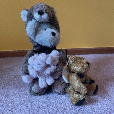 2 Bear plush toys in costumes
