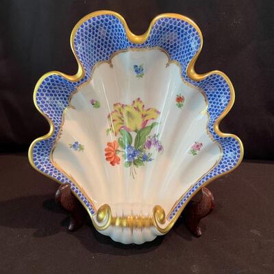 Lot 88 - Herend Queen Victoria Shell Dish 