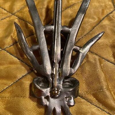 Broach with bow design