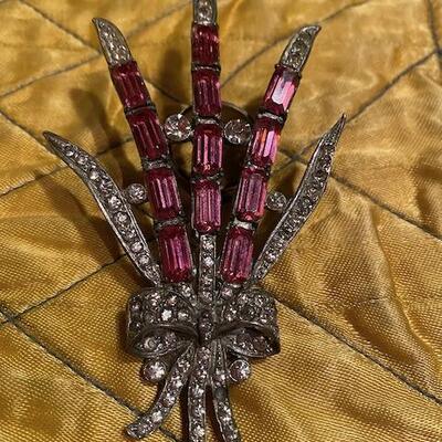 Broach with bow design