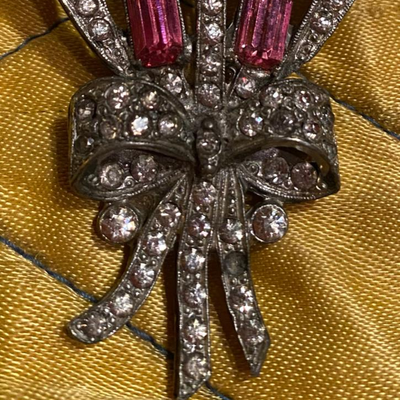 Broach with bow design