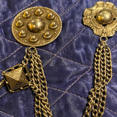 Double Broach with chain