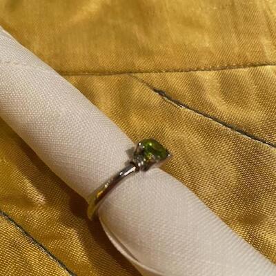 Silver ring w Green stone