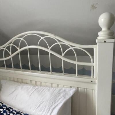 White twin bed