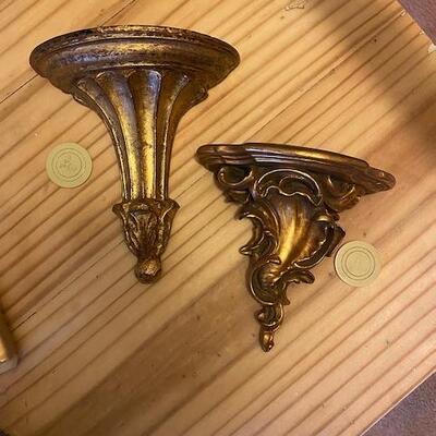 2 Wall pedestals 