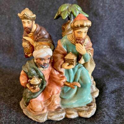 Lot 199  Porcelain Figurine 3 Wise Men Avon 2002