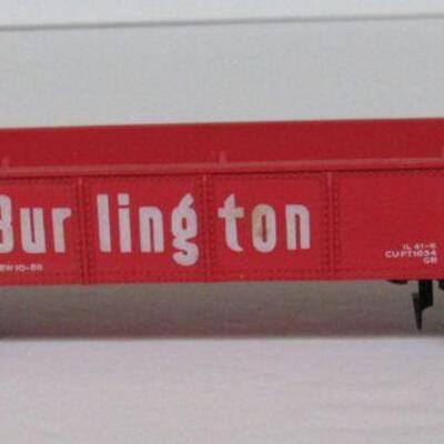 3 Vintage Train Cars & Plastic Athearn Train Model