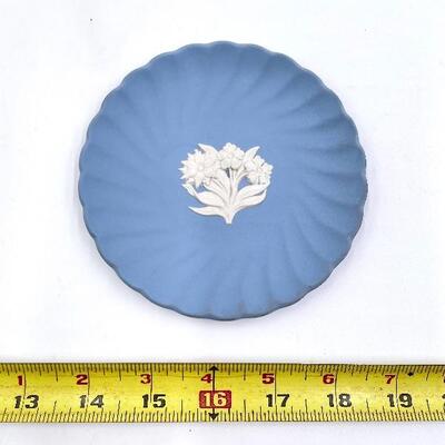 WEDGWOOD PALE BLUE JASPERWARE SMALL FLOWER PLATE