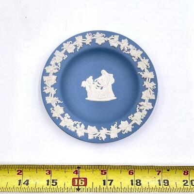 WEDGWOOD BLUE JASPERWARE â€œCUPID AS ORACLEâ€ SMALL ROUND DISH/TRAY #1