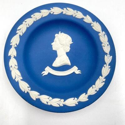 WEDGWOOD ROYAL BLUE JASPERWARE “H.M. THE QUEEN” SMALL ROUND DISH/TRAY