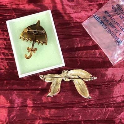 Lot 10 - (3) Brooches (Star, Harriet Carter, Unmarked)