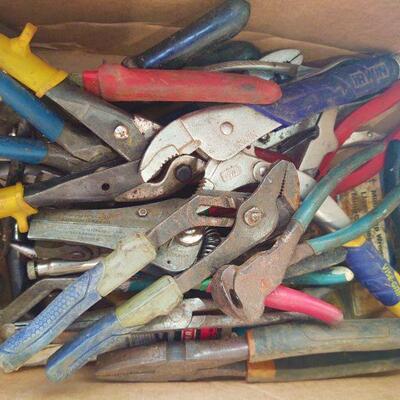 LOT 76 - Box of assorted hand tools
