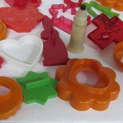 Large Lot of Older Plastic Cookie Cutters, MCM Napkin Holder, Art Deco Pepper Shaker