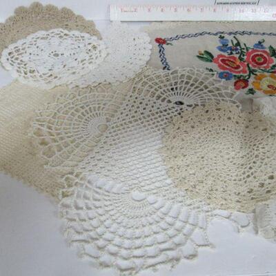Nice Lot of Vintage Doileys 