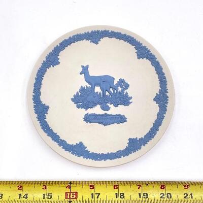 WEDGWOOD BLUE ON WHITE JASPERWARE â€œMOTHER 1979â€ PLATE