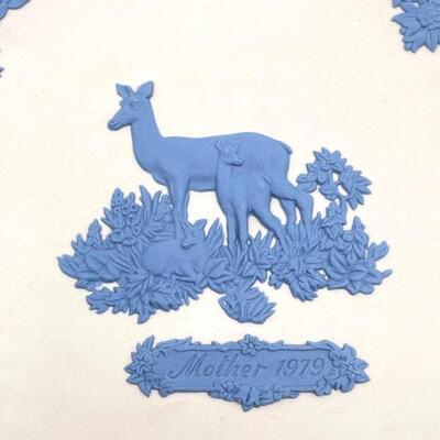 WEDGWOOD BLUE ON WHITE JASPERWARE â€œMOTHER 1979â€ PLATE