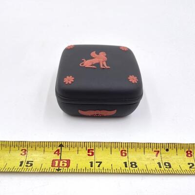 WEDGWOOD TERRACOTTA ON BLACK JASPERWARE SPHINX SMALL LIDDED BOX