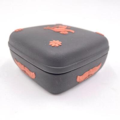 WEDGWOOD TERRACOTTA ON BLACK JASPERWARE SPHINX SMALL LIDDED BOX