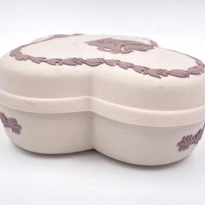 WEDGWOOD LILAC ON WHITE JASPERWARE CLUB LIDDED BOX