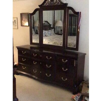 Vintage 1980â€™s 5 pc Thomasville Mahogany Chippendale Bedroom Suite