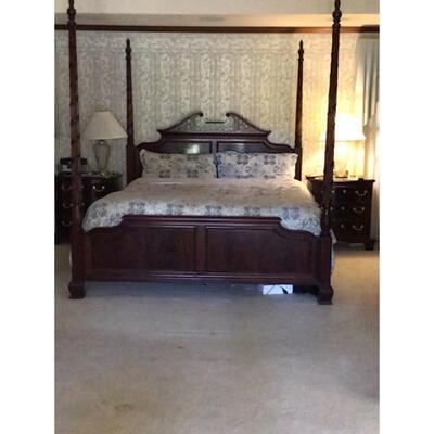 Vintage 1980â€™s 5 pc Thomasville Mahogany Chippendale Bedroom Suite