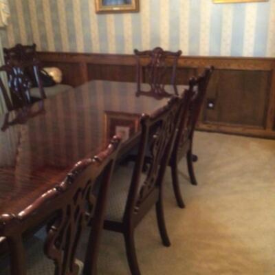 Stunning late 20th century Thomasville Chippendale mahogany dining table with 10 chairs