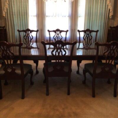 Stunning late 20th century Thomasville Chippendale mahogany dining table with 10 chairs