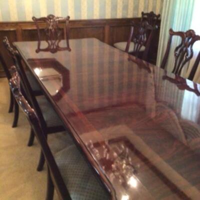 Stunning late 20th century Thomasville Chippendale mahogany dining table with 10 chairs
