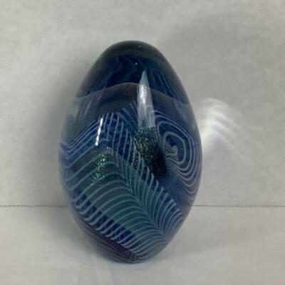 N - 215 Vintage Robert Eickholt Egg Shaped Blue Glass Papaerweight 