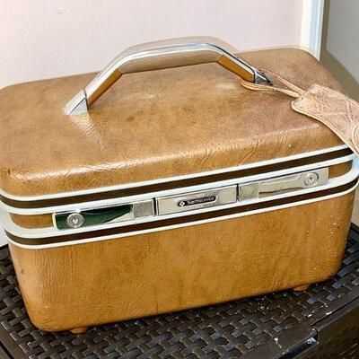 Lot 216  Vintage Samsonite Train Case Vanity 