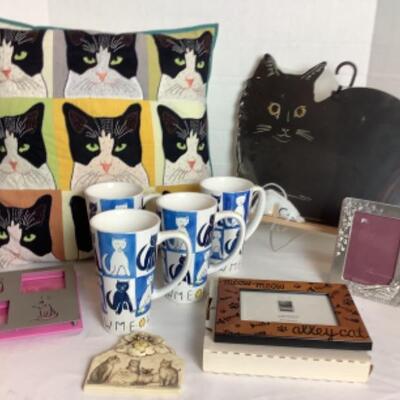 Q248 Cat Decor and Collectibles 
