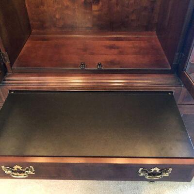 Gorgeous Henredon Mahogany China and Silver Cabinet with Lighted Display in Excellent Condition