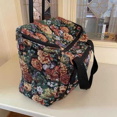 Rolling carrying case 