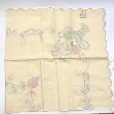 VINTAGE LB SCALLOPED EMBROIDERED IVORY TABLECLOTH AND 6 NAPKINS