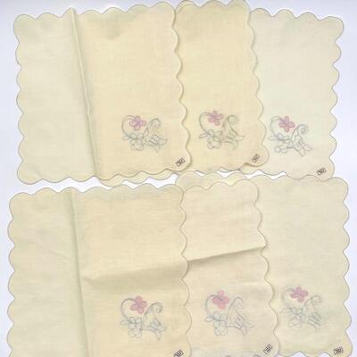 VINTAGE LB SCALLOPED EMBROIDERED IVORY TABLECLOTH AND 6 NAPKINS