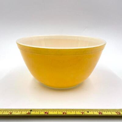 VINTAGE PYREX SMALL YELLOW MIXING BOWL
