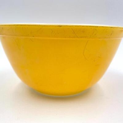 VINTAGE PYREX SMALL YELLOW MIXING BOWL